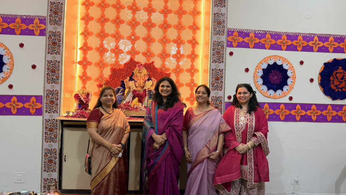 richaanirudh's tweet photo. अनंत चतुर्दशी से पहले दो वरिष्ठ पत्रकारों @kumkumchadha जी और @milindkhandekar जी के घर पर और पश्चिम विहार की सोसाइटी आनंदवन में बाप्पा के दर्शन किए... 
आज बाप्पा की विदाई हो जाएगी....हम सबके जीवन में सुख ��्वास्थ्य समृद्धि और शांति हो.. बाप्पा से यही प्रार्थना है 🙏 https://t.co/r11RN7O5W6