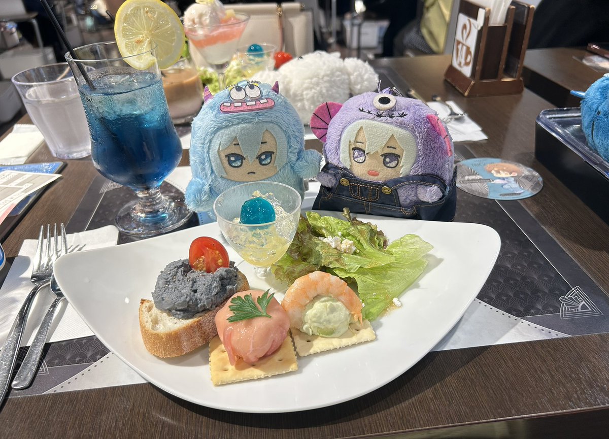 winner_tatta's tweet photo. 青い玉がリュウ兄貴なのか、クラッカーの海老がリュウ兄貴なのか考え込んでるご様子🍀 https://t.co/fzIAWi1KHB