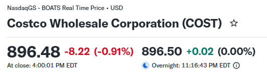 SaltGray's tweet photo. 🛒 $COST (コストコ・ホールセール)
【FY2026 Q4】決算まとめ

決算(実績／予想)
【FY2026 Q4】
・売上：957億ドル／949億ドル→⭕️
・EPS：$6.75／$6.55→⭕️
(※EPSには関税還付による一時的な押し上げ$0.15を含む。除いても$6.60で小幅ビート)

【FY2026 通期】
・売上：3,032億ドル／3,020億ドル→⭕️
・EPS：$20.76／$20.56→⭕️

ガイダンス(会社予想／市場予想)
【FY2027】
・売上／EPS：数値ガイダンスなし(コストコは業績予想を出さない会社)
・代わりにFY2027は33店舗オープン予定(移転5含む、純増28店)を公表

📅 対象期間：2026年5月11日〜8月30日(16週間)

📌トピック：売上もEPSも予想超えで5四半期連続ビート🎉ただ、関税還付の一時要因を除くと「いつも通り強い」決算で、サプライズは控えめ。株価も時間外ほぼ横ばい。

📋事業概要：年会費制の会員制倉庫型スーパー。世界939店舗・有料会員8,410万人。利益の大黒柱は商品の粗利ではなく「会員年会費」。

━━━━━━━━━━━━━━
💬 経営陣コメント
━━━━━━━━━━━━━━
・関税還付で得たお金は、一部をカークランド商品などの値下げで会員に還元
・既存店売上(ガソリン・為替除く)は1年��く6〜7%で安定、今後の推移にも自信
・AI検索(Gemini・Anthropic・OpenAI等)からの流入が増加し、しかも購入率が最も高いチャネルに🤖
・宅配(DoorDash・Instacart・Uber Eats)は店舗来店を奪わない「上乗せ」売上
・年末商戦の仕入れ体制は万全、関税による品揃えの混乱はもう過去のもの
・フードコートのチュロスが米国全店で期間限定復活🥨

━━━━━━━━━━━━━━
📊 財務ハイライト(YoY)
━━━━━━━━━━━━━━
🔹 純売上：939億ドル(+11.2%)🔥
🔹 会費収入：18.5億ドル(+7.3%)
🔹 営業利益：38億ドル(+13.8%)
🔹 純利益：30億ドル(+14.9%、一時要因除き+12.3%)
🔹 粗利率：11.02%(▲0.11pt、ガソリン除き+0.20pt)
🔹 販管費率：8.94%(0.27pt改善)

🛍️ 既存店売上(カッコ内はガソリン・為替除く)
・全社：+9.4%(+6.7%)
・米国：+10.7%(+7.2%)
・カナダ：+5.0%(+4.6%)
・その他海外：+7.0%(+6.2%)
・来店客数+3.3%、客単価+5.9%
・デジタル経由：+19.5%🚀

👥 会員KPI
・有料会員：8,410万人(+3.8%)
・エグゼクティブ会員(上位会員)：4,230万人(+9.4%)🌟
・更新率：米加92.3%／全世界89.8%(ともに前期比+0.1pt)

💰 キャッシュフロー(通期)
・営業CF(オペレーティングキャッシュフロー)：158億ドル(+19%)
・FCF(フリーキャッシュフロー)：94億ドル(+20%)🔥
・設備投資：64億ドル(+17%)
・現金：202億ドル(前年141億ドル)

━━━━━━━━━━━━━━
🚀 事業ハイライト
━━━━━━━━━━━━━━
・ECサイト・アプリのアクセス+30%、デジタル売上は通期330億ドル超
・宅配3社との当日配送を米国で拡大(最短1時間)
・ガソリンは過去最高の販売量、既存店は+30%台半ば⛽
・薬局売上は約+20%、デジタルでも成長カテゴリー1位
・FY2026は28店舗オープン、期末939店舗
・カークランド商品を値下げ(クルミ$13.79→$9.99など)
・マー���ットプレイス「Costco Next」は終了し本体アプリへ統合

━━━━━━━━━━━━━━
📣 株主還元 / 注目トピック
━━━━━━━━━━━━━━
・通期の配当支払い：約25億ドル
・通期の自社株買い：約8億ドル(希薄化を打ち消す程度)
・関税還付は「利益にする」だけでなく「値下げで会員に返す」方針
・来期は33店舗オープン予定、年30店舗ペースを目指す

━━━━━━━━━━━━━━
✅ ポジティブ
━━━━━━━━━━━━━━
1️⃣ 来店客数+3.3%���「値上げ頼み」ではない健全な成長

2️⃣ エグゼクティブ会員+9.4%、更新率も上昇で会費ビジネスは盤石🌟

3️⃣ デジタル+19.5%・アプリ流入+30%、AI検索という新しい入口も

4️⃣ 一時要因を除いてもEPS+12.4%と二桁増益

5️⃣ FCF94億ドル・現金202億ドルで出店と還元の余力たっぷり

━━━━━━━━━━━━━━
⚠️ リスク
━━━━━━━━━━━━━━
1️⃣ 既存店+9.4%の上乗せはガソリン高が主因、実力値は6〜7%で横ばい

2️⃣ 値下げに約1億ドル投じても売上トレンドは加速せず

3️⃣ 本業(コア商品)の粗利率はガソリン除きでも小幅低下

4️⃣ 会費値上げ効果が一巡し、会費収入の伸びが鈍化

5️⃣ 予想PER約40倍と、期待はすでに株価に織り込み済み

━━━━━━━━━━━━━━
📝 総括
━━━━━━━━━━━━━━
数���だけ見れば「売上もEPSも予想超え、しかも5四半期連続」という文句なしの決算です✨

ただ中身を分解すると、既存店の上振れはガソリン高、EPSの上振れは関税還付という「外部要因」が大きく、実力値はガソリン・為替を除いた既存店6〜7%・EPS二桁成長という、いつものコストコでした。

逆にいえば、この「いつも通り」を何年も続けられることこそがコストコの本質。来店客数は増え続け、上位会員は+9%、更新率は90%前後と、会員が離れない仕組みはまったく揺らいでいません。

株価はここ2年弱、横々とレンジ相場。
この決算を受けて株価はオーバーナイトで+0.00％となっています。

※本投稿は決算資料に基づく個人的な情報整理であり、投資判断はご自身の責任でお願いします。

#COST #コストコ #米国株 #決算 #投資 #株式投資