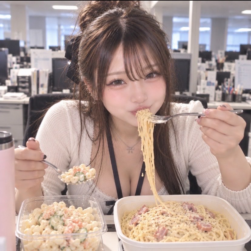 rena0012345's tweet photo. 午前お疲れ様✨
りいなはパスタとサラダがランチメニューです♪
みんなは何食べてるのかな！？😊🍴 https://t.co/s2kxpMexUV