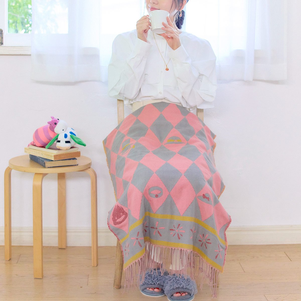 dongurisoranoue's tweet photo. 💫再入荷💫

ハウルが羽織っているマントをイメージした、ジャガード織のあた���かいストール✨
カルシファーや作品のモチーフもデザインされています🔥

ポンチョ風に羽織ったりマフラーの様に巻いたり🧣、ひざ掛けとしてもお使い頂けます♪

https://t.co/OLHenbdLUi https://t.co/bG30xcVwlF
