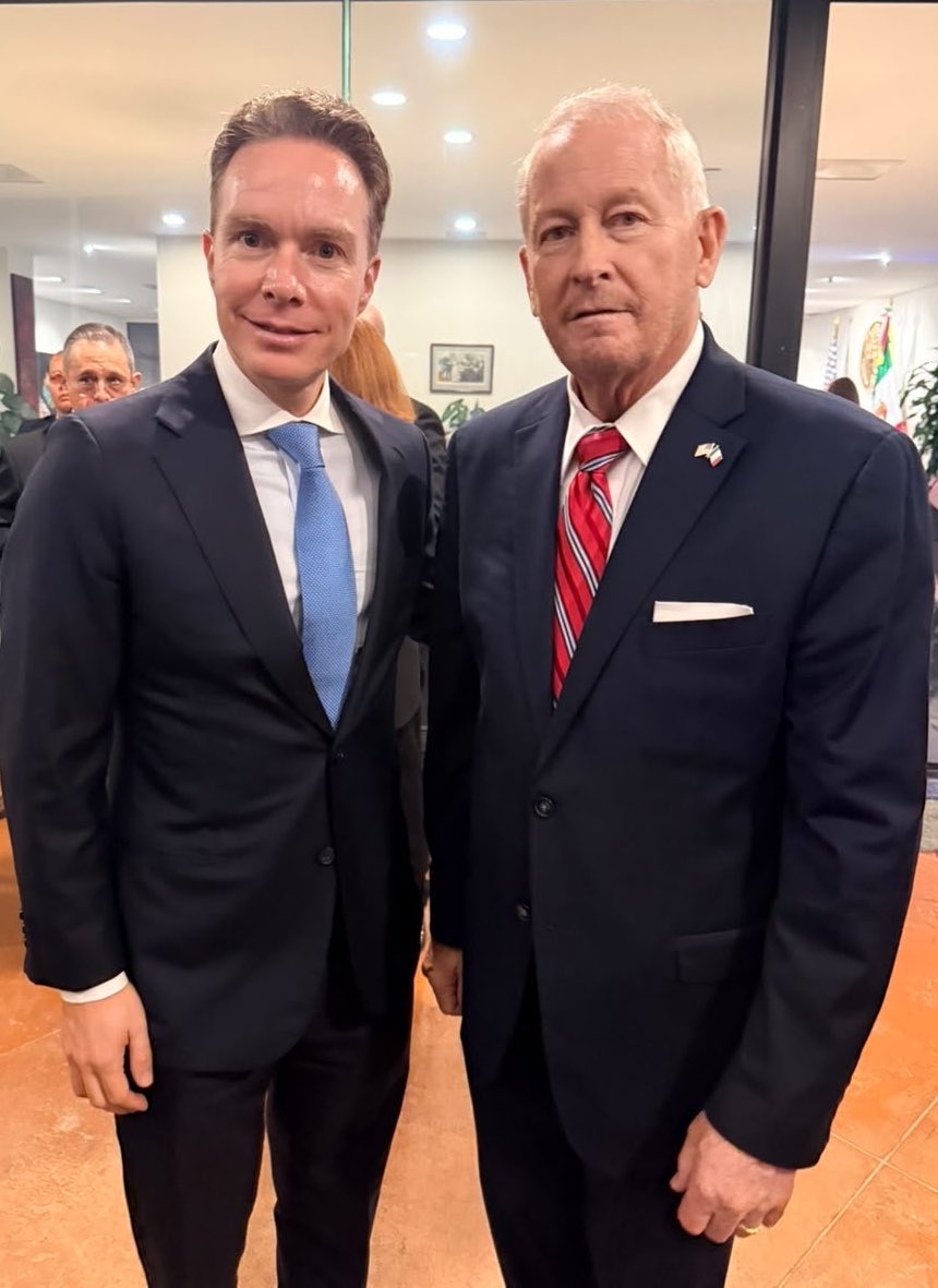 VelascoM_'s tweet photo. Agradezco el Embajador de Estados Unidos Ronald Johnson y a su distinguida esposa, Mrs. Alina Johnson, su invitación para acudir el día de hoy a la recepción de bienvenida del nuevo Jefe de Misión Adjunto de la @USAmbMex Douglass Benning y su esposa la Dra. Rochelle Benning. 1/2 https://t.co/Qlh0Dc0n7S