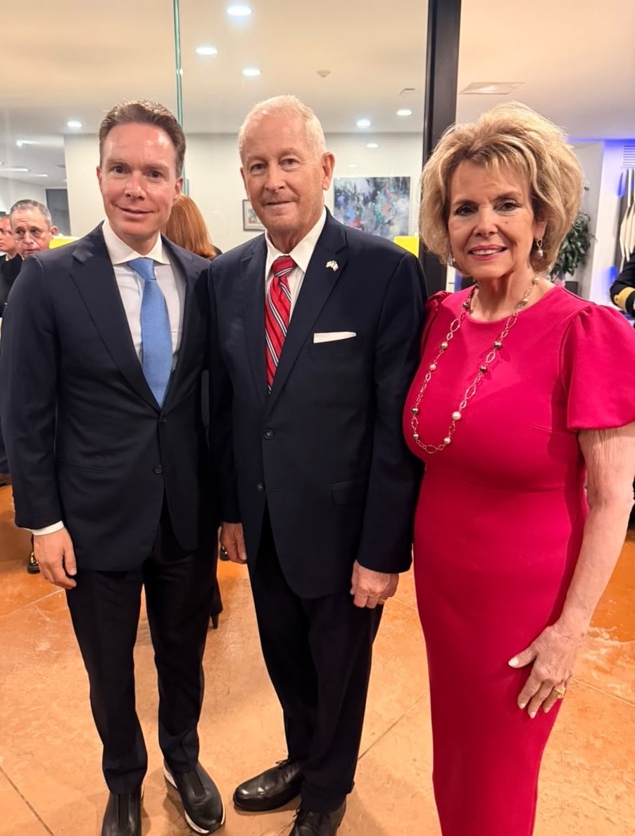 VelascoM_'s tweet photo. Agradezco el Embajador de Estados Unidos Ronald Johnson y a su distinguida esposa, Mrs. Alina Johnson, su invitación para acudir el día de hoy a la recepción de bienvenida del nuevo Jefe de Misión Adjunto de la @USAmbMex Douglass Benning y su esposa la Dra. Rochelle Benning. 1/2 https://t.co/Qlh0Dc0n7S