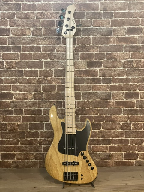 combat_guitars's tweet photo. お客様からオーダーいただきましたベースが完成しました。
ネックグリップや指板R、フレットサイズもお客様のご希望に沿って製作いたしました。
この先もどうぞ末永くご使用くださいますように。

弊社は創業以来37年間一貫してハンドメイド製作にこだわっています。
オーダーメイドのご相談などお気軽にお問い合わせください。
営業部 水澤まで mizusawa@combat-guitars.com
https://t.co/FCjZ9tphCG
#5弦ベース
#COMBATGUITARS