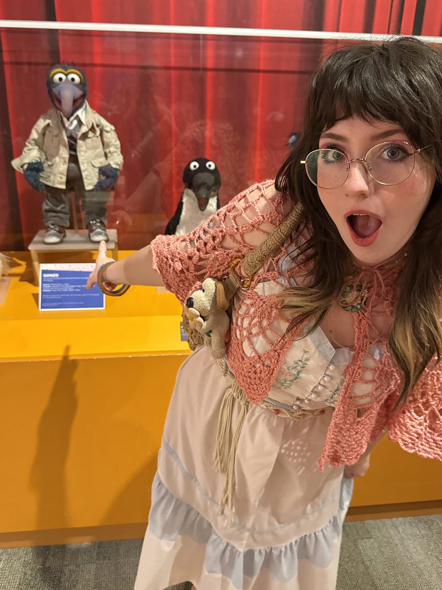 cozydeirdre's tweet photo. GIFLP (god i fucking love puppets) https://t.co/JSKq7uI6MB