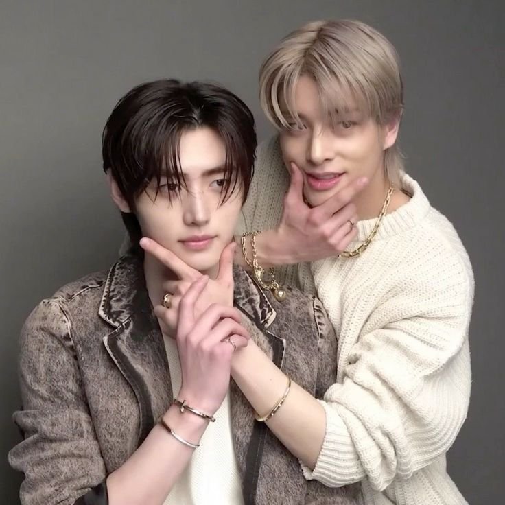 jjenhypen's tweet photo. #jakehoon au 🔞 onde:

jay e sunghoon são melhores amigos. e, por ser o irmão mais novo de jay, jake sempre esteve por perto.

o problema começa quando jake deixa de ser apenas o “irmãozinho do jay” e passa a provocar sunghoon de um jeito que ele não sabe mais como ignorar. https://t.co/jVqb68NYyB