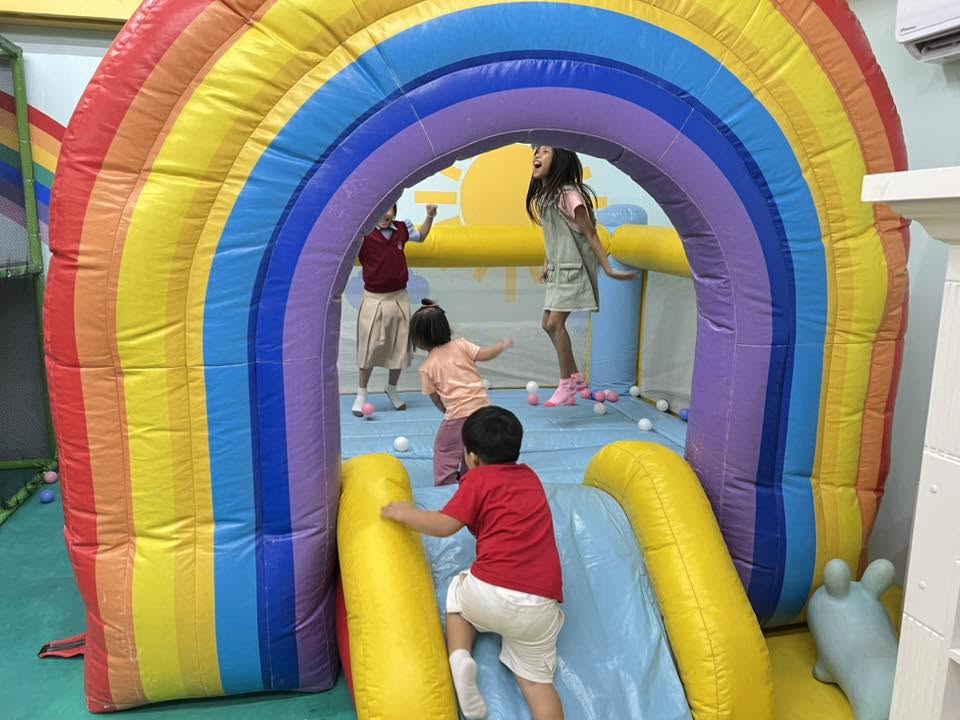 CityMallPh's tweet photo. Giggles never end at Bouncing Monkey Playhouse🛝🌈🎊🏀🎈 Visit them at CityMall Tarlac

#CityMallPH #bouncingmonkeyplayhouse #TarlacCity https://t.co/Cea9azEAPG