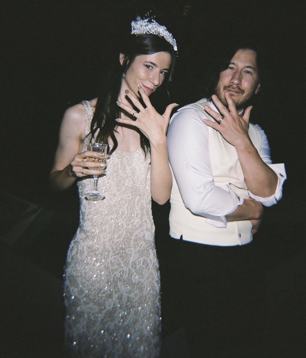 orange_sunsets_'s tweet photo. every new picture of their wedding is beautiful. Amy’s dress is stunningggg, continuing to outshine her husband (as she should) https://t.co/qyht5uMp5n