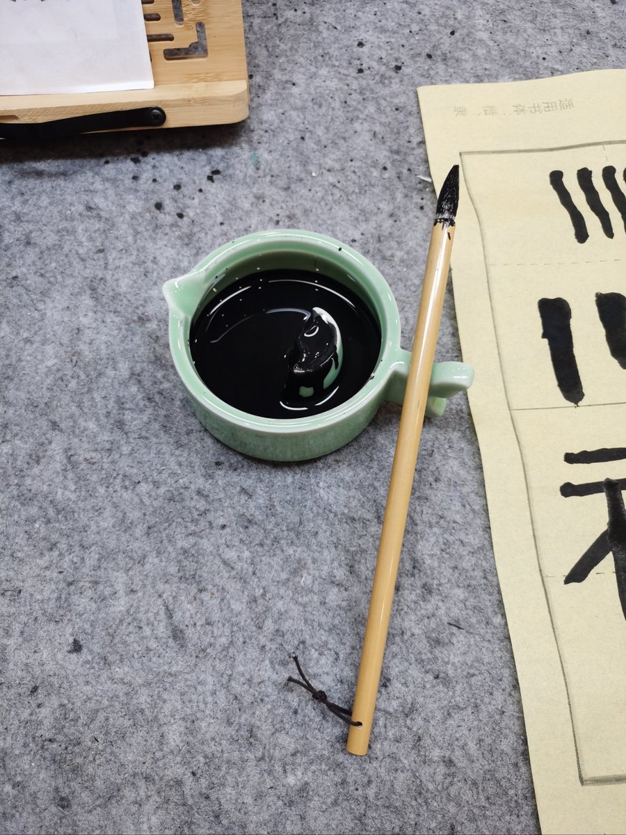 VernitaBenward's tweet photo. Trying calligraphy this weekend—who knew flowing ink could turn 10 mins into pure calm Pro tip: start with a cheap brush if you’re new to this! https://t.co/mtO4v93vTW