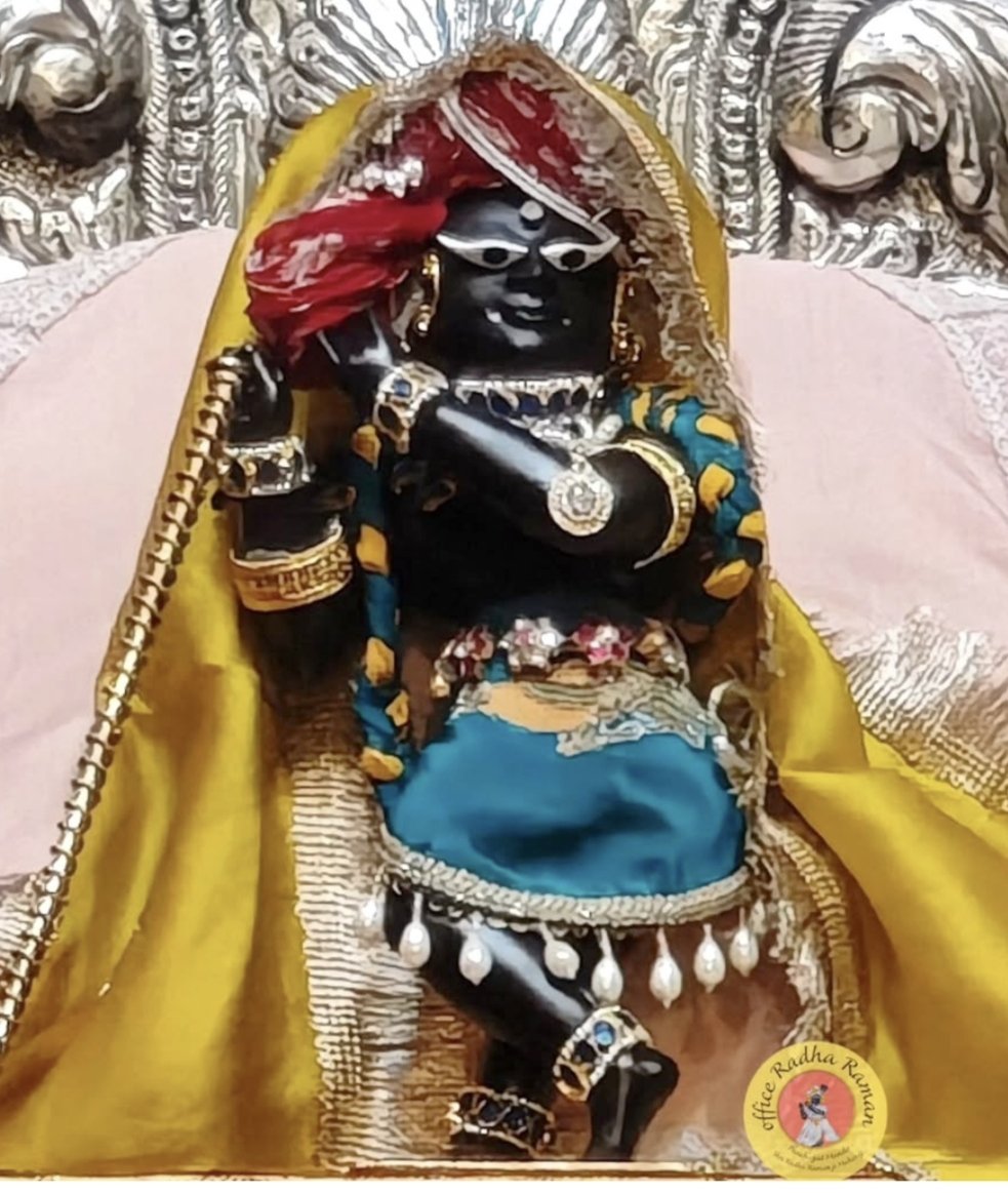 Sriradharaman's tweet photo. 🌹 श्री राधारमण लाल  🌹
   🌿 श्री गोपाल भटट् जी सेवायत 🌿
📷दिव्य *मंगला * आरती दर्शन📷
     🙏🏼 श्री राधारमणाय समर्पणम्🙏🏼 https://t.co/e3PkrJoO3r