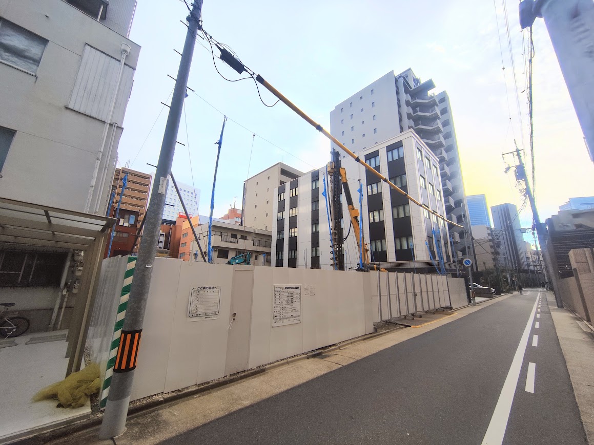 nagoyathematch's tweet photo. 名古屋新築マンション探訪 桜通線 国際センター駅 【(仮称)愛知県名古屋市中村区名駅三丁目計画】定点観測 三井不動産レジデンシャル株式会社
19階建て　2028年8月頃完成予定

写真2枚目は江川線から見たものになりますが、江川線沿いにも工事の出入り口があります。
前回、写真4枚目を作成した時点では、江川線から1本奥に入った所に出来ると思っておりましたので、繋がっている事を把握できておりませんでした。
果たして、江川線沿いにも出入り口が出来るのでしょうか？
