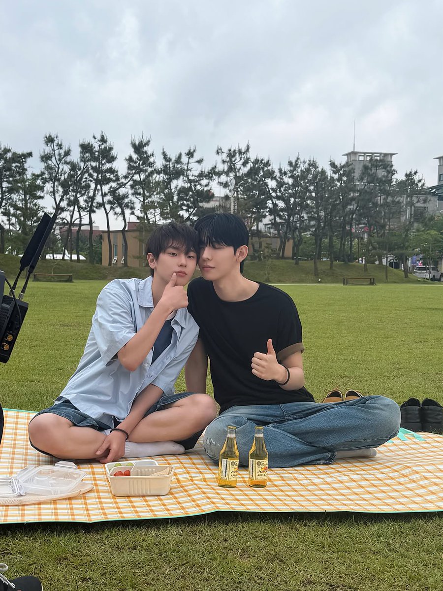 puuud_it's tweet photo. 260925 성인호 @ innouu 인스타 게시물

정말 진심으로 임했던 드라마 〈하절기〉가 10화를 마지막으로 막을 내렸습니다. 인기 원작을 바탕으로 만들어진 작품인 만큼, 혹시라도 〈하절기〉에 누가 되지는 않을까 하는 걱정을 많이 하며 촬영했던 것 같아요. 부족한 점이 정말 많았지만, 그만큼 많이 배우고 고민하며 정말 열심히 했던 시간이었습니다 무엇보다 가장 가까이에서 응원해 주고 도와준 나의 은호 도민이, 촬영 전날마다 함께 연습해 주신 감독님, 현장에서 정말 많은 것을 가르쳐주신 촬영감독님을 비롯한 우리 〈하절기〉 팀원분들께 진심으로 감사드립니다 그리고 부족한 도현이인 저를 사랑해 주시고, 아낌없이 응원해 주신 모든 팬분들께도 진심으로 감사드립니다. 여러분 덕분에 성인호의 여름은 〈하절기〉로 가득 찬 정말 소중한 시간이었던 것 같아요 보내주신 사랑 잊지 않고 간직하겠습니다 항상 행복하시길 진심으로 바라요 우리 앞으로도 계속 함께해요🤙🏻 드라마 〈하절기〉는 끝이 났지만 저는 도현이를, 그리고 우리의 〈하절기〉를 쉽게 보내지 않으려구요 차도현으로 살아갔던 그 시간들을 마음속에 오래 간직하고 절대 잊지 않을게요! 마지막으로, 정말 너무 감사해요 모두 사랑합니다💙💙💚💚