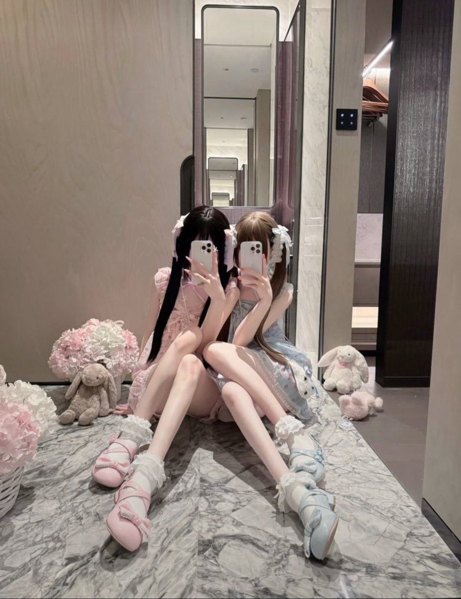 courtney29nr1's tweet photo. 有人想锐评一下我和闺蜜的福嘛 🥹   

粉粉嫩嫩

不要🚪赶紧看，我要删了… https://t.co/feTrVgQk2z
