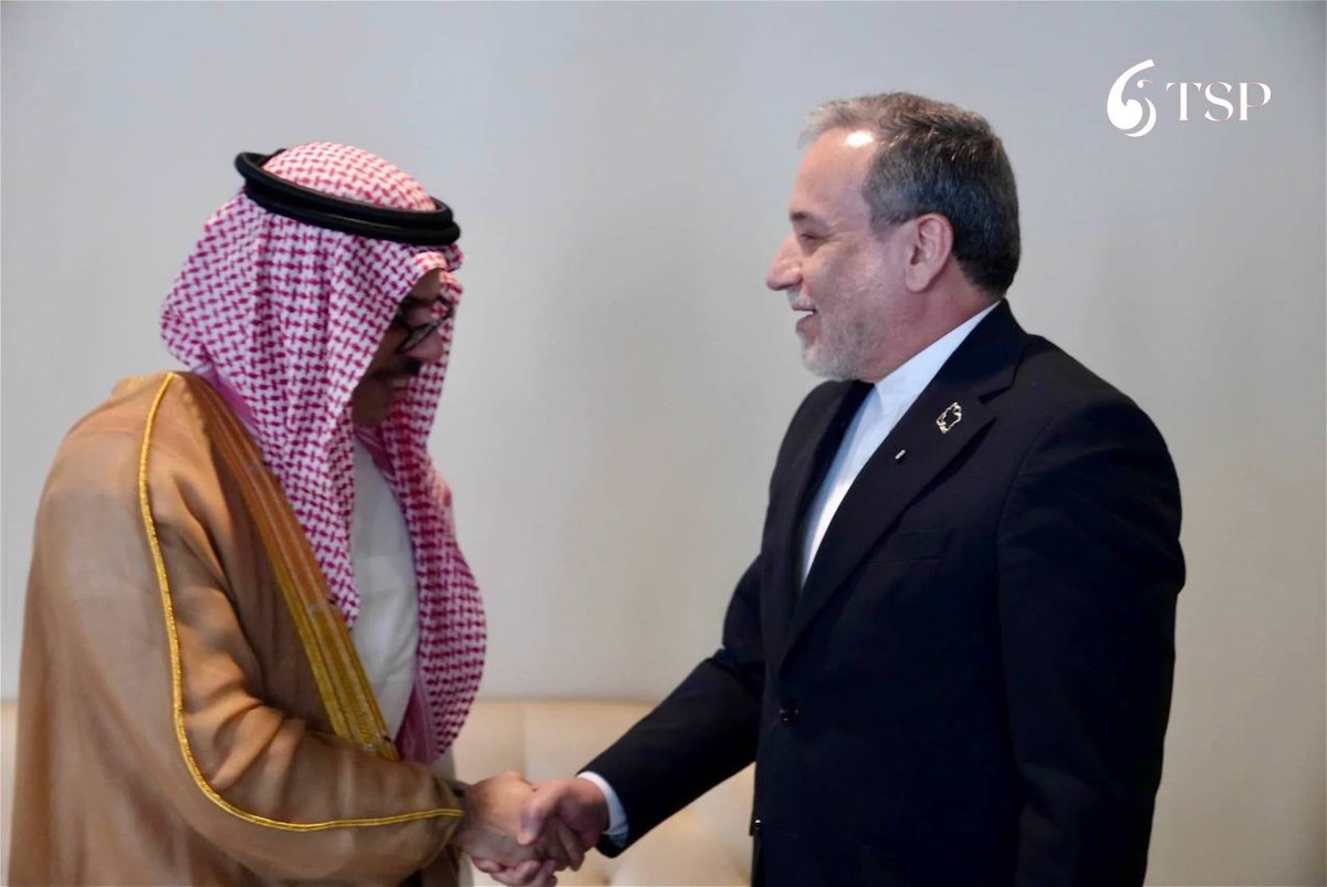 abonn1410's tweet photo. يقول جون كينيدي في خطاب التنصيب 1961
"لا نفاوض أبدًا بدافع الخوف، ولكن لا نخاف أبدًا من التفاوض"
هالجملة تختصر اللي سوته الرياض هالأسبوع في نيويورك
في يد، وزير الخارجية السعودي جلس مع تركيا وباكستان، ورتبوا لاجتماع عاجل لرؤساء الأركان لبحث مساندة المملكة بموجب حلف مكة
وباليد الثانية صافح عراقجي
ناس بتشوفها تناقض
لكن السعودية ما جلست مع عراقجي وهي خايفة
جلست ووراها حلف دفاعي، ودفاع جوي فرنسي معلن لينبع، ودفاعات اعترضت 6 صواريخ باليستية قبل ما توصل
وما رفضت الجلسة، لأن اللي ما يجلس على الطاولة غيره يقرر عنه
ولو لاحضت 
عراقجي هالأيام يتنقل بين وزراء الخارجية، يعرض عليهم اتصالات طهران غير المباشرة مع واشنطن لخفض التصعيد وفتح هرمز
وقبل كم يوم قلت لك: نجاح الصفقة عند واشنطن وطهران ما يعني إنها حققت المطلوب عند الرياض
وهاللقاء هو الترجمة العملية لهالكلام
الرياض ما تترك أحد يفاوض باسمها
الخلاصة 
ردع بدون قناة يجرّك للحرب
وقناة بدون ردع تجرّك للتنازل
والرياض هالأسبوع مسكت الاثنين 🇸🇦