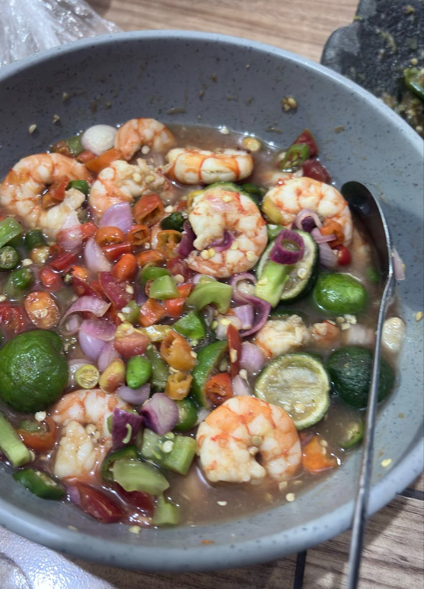 mamaazip's tweet photo. Akhirnya aku menamatkan keileranku yang lain, bikin sambel pencit udang.

Seger banget makan pake nasi  tambah kerupuk.

abis ini aku cari2 lagi makanan yang menggugah selera aku buat aku recook🫶 https://t.co/fpBQPE8b0H