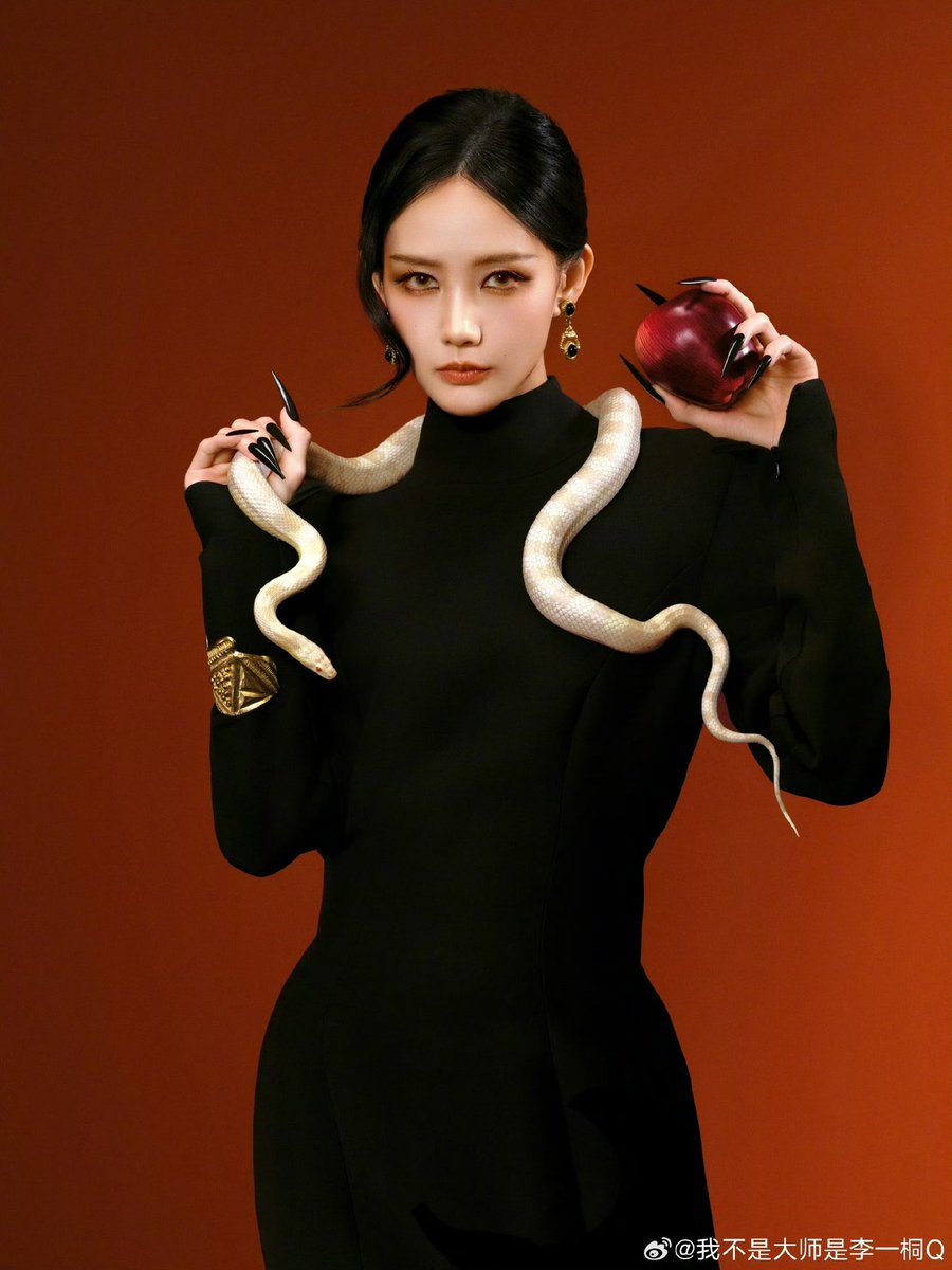 dearmissy_'s tweet photo. #liyitong for Bazaar Gala today!!!! channeling Jiang Feiyan? 🐍 https://t.co/DnikTtlllO