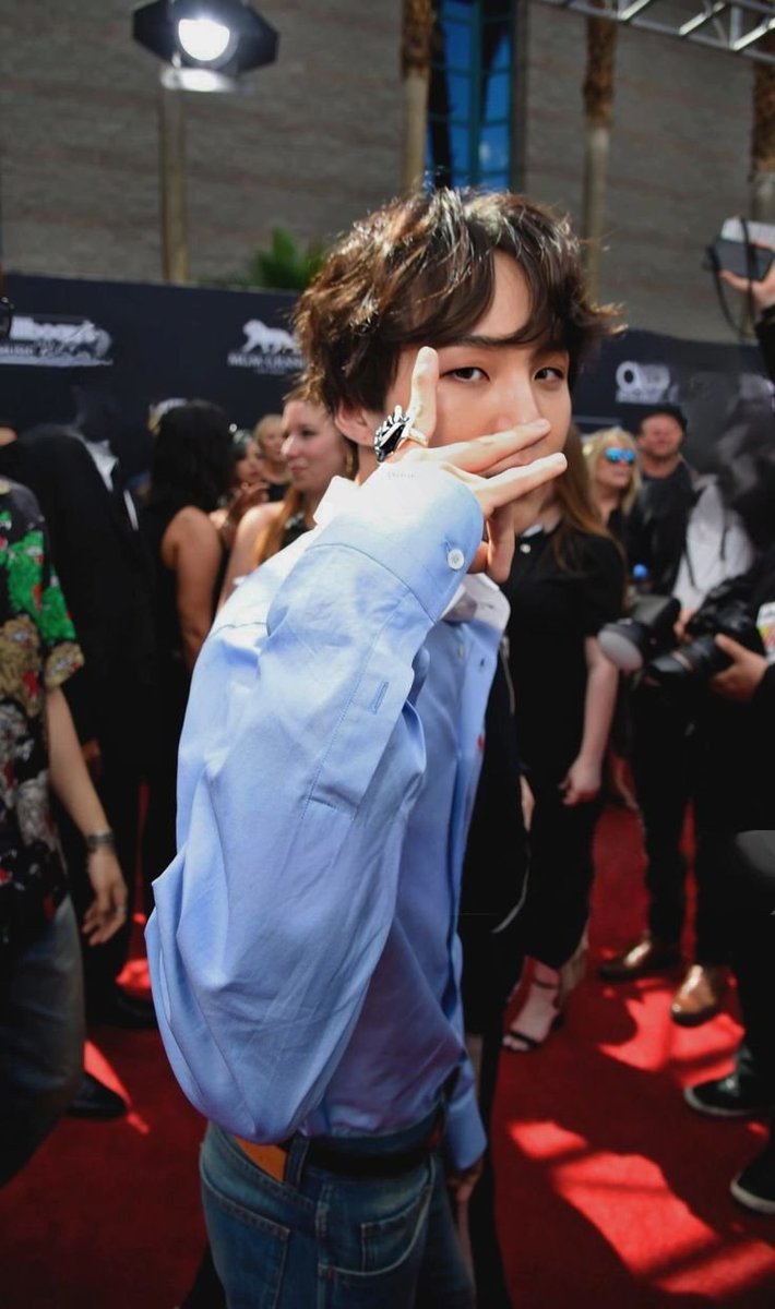 ragustd2's tweet photo. The cute guy throwing gang signs. https://t.co/8AhyE865xd