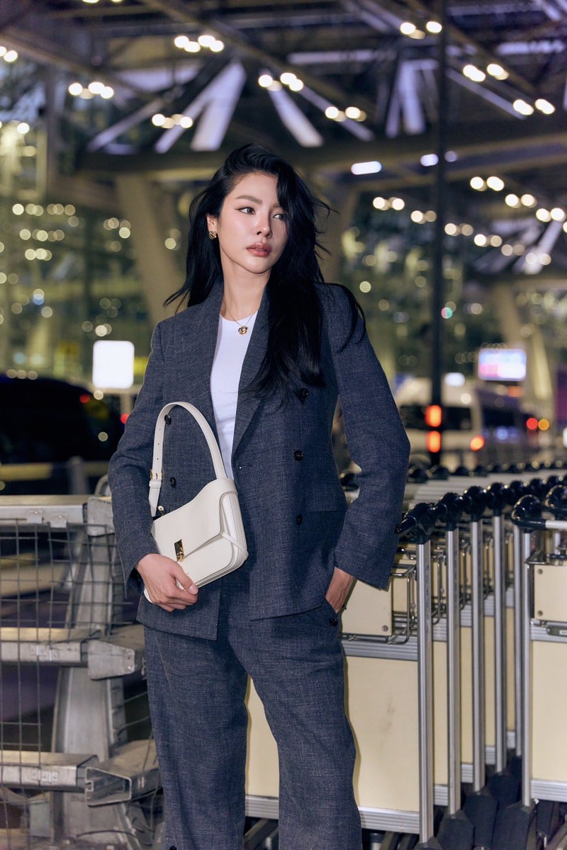 Praewdaily's tweet photo. 'ฝ้าย พีรญา' ออกเดินทางสู่มิลาน เพื่อเข้าร่วมแฟชั่นโชว์ Ferragamo Spring-Summer 2027 ในลุคจาก Ferragamo ที่ผสานความเนี้ยบของงานตัดเย็บเข้ากับความเรียบหรูในชีวิตประจำวันได้อย่างลงตัว โดดเด่นด้วยเบลเซอร์ผ้าวูลกระดุมสองแถว จับคู่กับกางเกงเข้าเซ็ตในโทนเดียวกัน พร้อมด้วย Cara Bag กระเป๋ารุ่นล่าสุด สะท้อนความคลาสสิกเหนือกาลเวลา

#Ferragamo #FayePeraya #ฝ้ายพีรญา #Praewmag