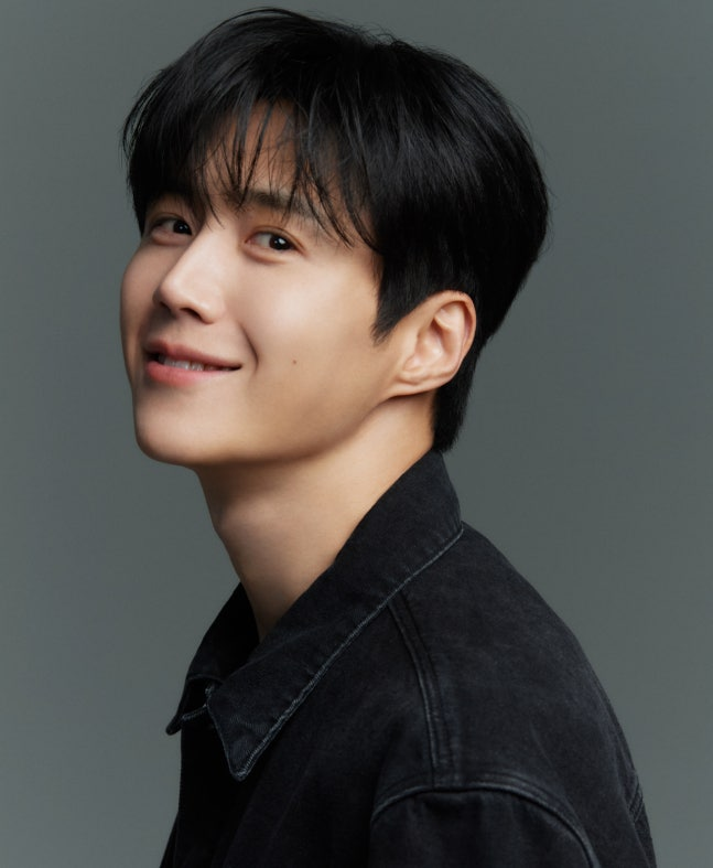 tang__kira's tweet photo. Kim Seonho: Saya tidak akan membatasi diri… Mari terus bersama hingga 100 tahun lagi. Wawancara Kim Seonho dengan Ilgan Sports

Di paruh pertama tahun ini, Kim Seonho telah menyapa lewat berbagai proyek. Januari lalu ia tampil dalam drama Netflix ‘Can This Love be Translated?’ 

Ia juga bermain dalam teater ‘Interval (Kor: 비밀통로 Lit: Secret Passage).’

 Lalu, ia juga tampil dalam variety show Coupang Play ‘Bonjour Bakery,’ menunjukkan seberapa mudah ia beradaptasi untuk tiap projek.