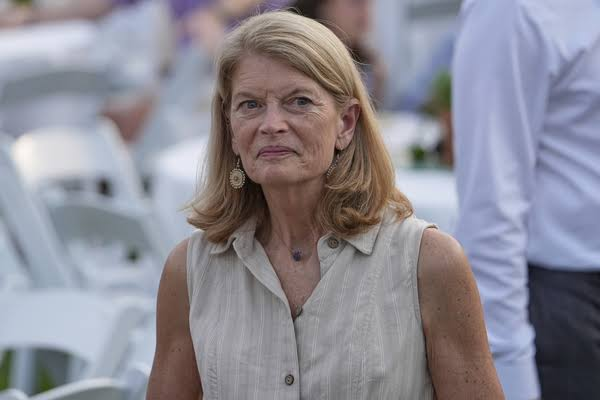 PinguinoLatin's tweet photo. (R-AK) Sen. Lisa Murkowski would've 100% defended Lindsay Clancy if given the chance to speak on the matter to the press 

She is one of the worst sitting Republican Senator and it's hardly any competition with how fucking indefensible this behavior is

DOA in 2028 https://t.co/EKqovPskpb