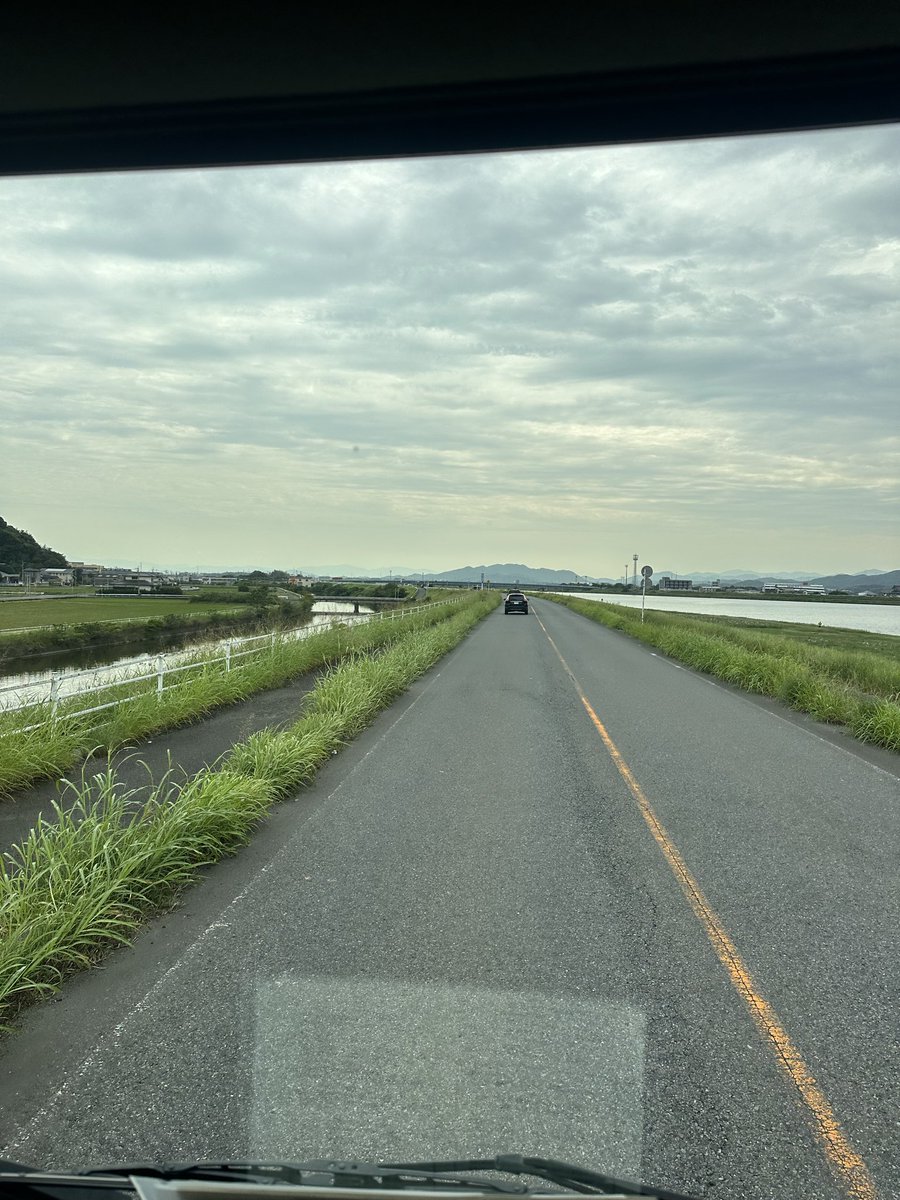 mesiuma0329's tweet photo. 夕方前みたいな天気してるなぁ〜

てか、何もなさすぎて走りやす過ぎだろ！ https://t.co/5VoX2TokzG
