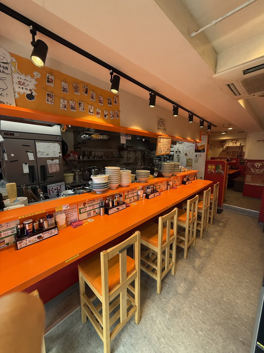 tantan_nisifuna's tweet photo. ラーメン屋をやってて、一番怖いのは
「クレーム」じゃない。

不満があっても、全員が店員に伝えてくれるわけじゃない。
何も言わずに帰るし、そのまま二度と来ない
「何も言われてない＝満足」ではない。

丼の残り方、食べる速さ、表情、退店するときの様子
言葉じゃないサインをちゃんと見ていたい https://t.co/Opi5jzPBXT