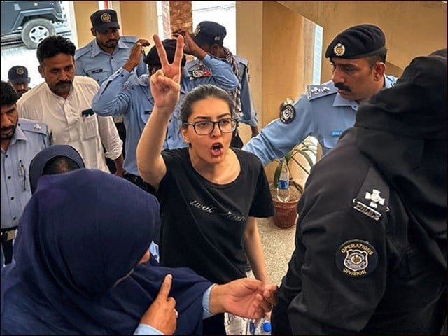 guidedsou's tweet photo. A powerful daughter is not meant to be protected, she is the one who protects, protests, and persists even when surrounded by power
25 September #NationalDaughtersDay https://t.co/AHNCSI6ny6