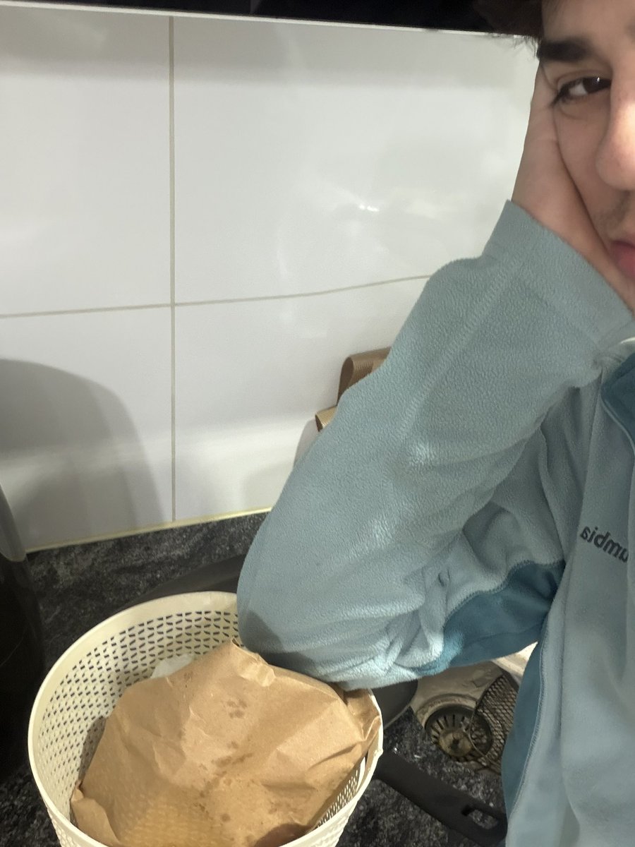 lm020724's tweet photo. Acá me tiene como un pelotudo que ya nose que mas hacer hasta que me contesté Que me puse a RECICLAR LA BASURA 😂😂
Por lo menos hago un bien a alguien, no me querrán pero por lo menos tengo altocora #soylomas #reciclar 
Saben porque hago esto ?? PORQUE YO SI SOY CONSCIENTE de TD https://t.co/xmplviBBbN