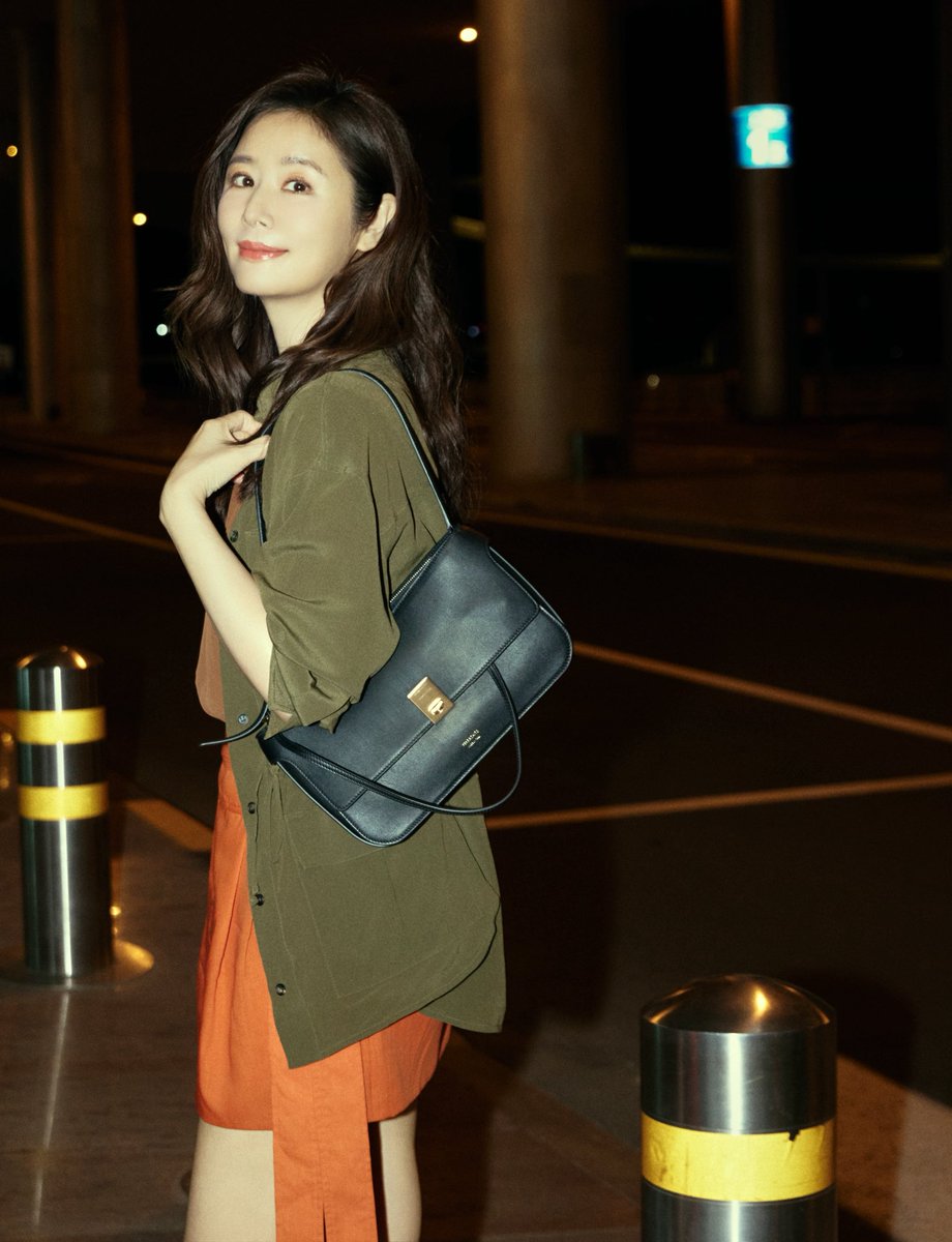 mintmag_th's tweet photo. พร้อมบิน! ส่องแอร์พอร์ตลุคของ #NANA #RubyLin ออกเดินทางสู่มิลาน เพื่อเข้าร่วมแฟชั่นโชว์ Ferragamo Spring-Summer 2027 พร้อมมาในลุคใหม่แมตช์เข้ากับกระเป๋าใบไอคอนิกของแบรนด์ เหล่าแฟนๆ เตรียมรอชมฟร้อนท์โรว์ลุคกันไว้เลย 💚
#Ferragamo
#MintNews https://t.co/l364zwvdDw
