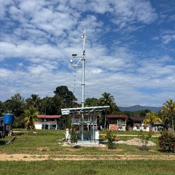 ZTEPress's tweet photo. No grid. No fibre. No emissions. 5G in 3 days. 🌱

U Mobile and ZTE have completed a proof-of-concept of a portable, fully off-grid 5G site powered by 100% green energy — connecting remote and underserved communities faster and more sustainably than ever.