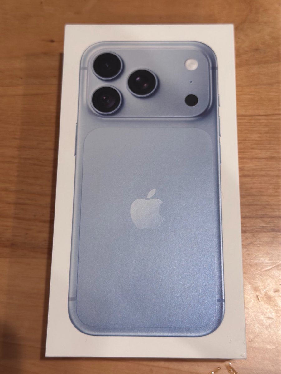 RYO3BIGBOSS's tweet photo. iPhone15pro maxから久しぶりのiPhone購入！
今回は Apple 新宿にて受け取り
iPhone18pro グレイシャーにしました
15→18にアップグレードしたけどこんなに動作のサクサク感違うのか… 

#iPhone18pro
#Apple新宿 https://t.co/OxSPbccodc