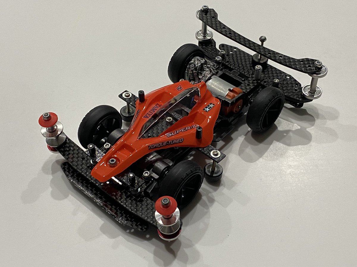 Hamuo_Mini4WD's tweet photo. チューンマシンS2の進捗
ボディ塗装からのトリミング。
ステッカー貼らないと寂しかったので有り合わせを貼ってボディも完了。
今回はトルクチューンカラー。

チューンだし、バンパー類はそこまで手を加える予定ではなかったが…ここまでくるとATやアンカーも必要なので…面倒だが作ります(タイヤも) https://t.co/d4gsmUyFHM