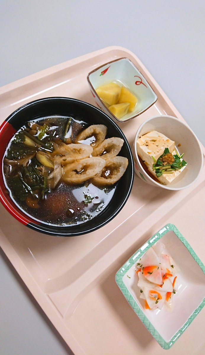 8chobin8's tweet photo. @tsubaki_0903 秋田の病院。
郷土料理の切りたんぽ鍋。
めちゃくちゃうまかったんだよこれが。 https://t.co/gjKSuEf6c9