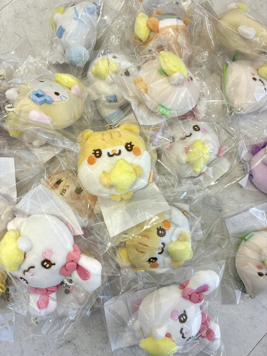 busandepart_jp's tweet photo. スペシャル入荷🍋🌊
Hearts2Hearts lemon tang MDがなんばマルイ店に入荷しました‼️
ライブ参戦にぴったりなぬいちゃんがたっぷり🩵購入特典トレカも贈呈いたします🎁
大人気商品なのでお早めにゲットしてください💨
ペンライトも取扱中です💎
#H2H #Hearts2Hearts好きな人と繋がりたい https://t.co/Wf8Jxlj4Kq