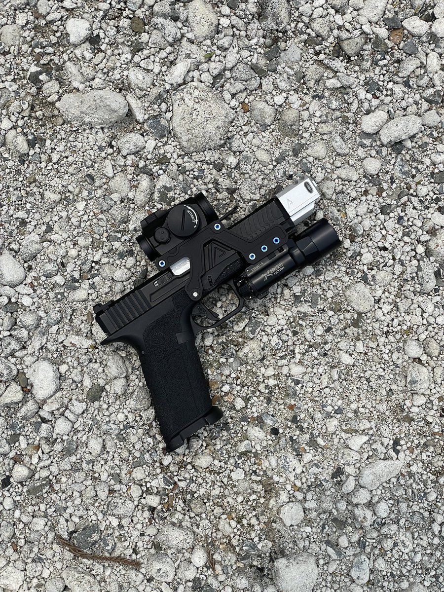 Blueswallowtail's tweet photo. なんかAgiliteってよく聞くので
蛭田愛梨さんにピースコンバットからの
グラビアの武装JKコスオーダーで
タイガーストライプのチェストリグを
着用してもらいました🐹✨

個人的に進学塾の広告みたいな
これが一番目のがお気に入りのポージング

JKたくてぃくす
さくらがはく🌸

スタイリスト私物笑笑 https://t.co/dzNvcxdfvu
