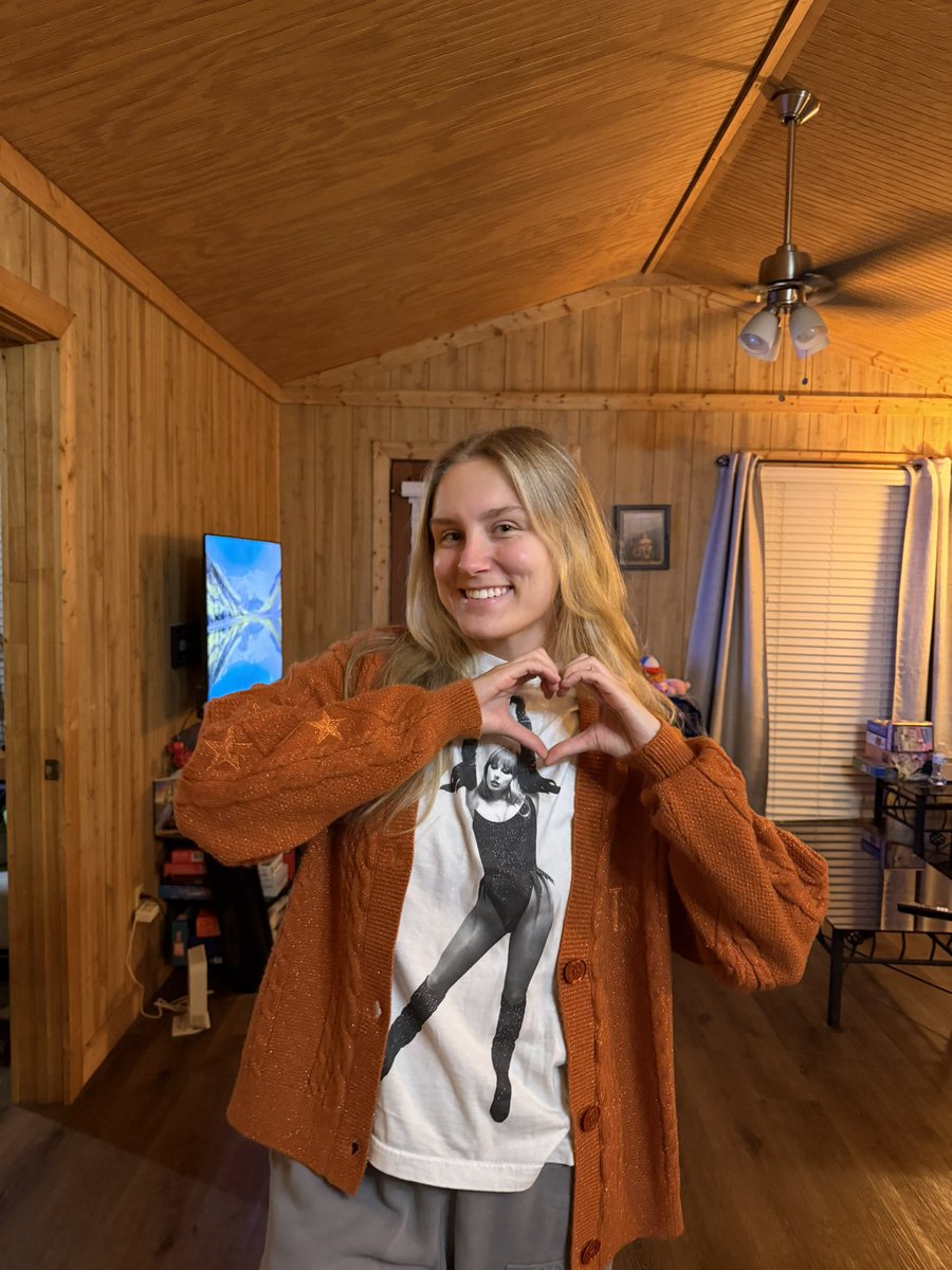 sara_wingham's tweet photo. @taylornation13 so ready over here 😆🫶 #TSTLOASTheEncore i love Taylor release nights https://t.co/DY5Ze4UwEv