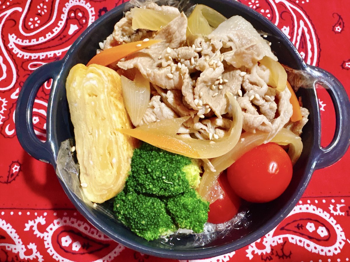 wa_awpoco's tweet photo. 🔸豚丼

昨日豚肉の大きなパックも6割引のが5つ程あって、買い占めて全部冷凍したかったけど

貯め癖あるので我慢して1パックにした！そして勿体がらずに使うようにすぐお弁当に使おうとこのメニューに😋

ツユが染み込まないようにご飯の上にラップ敷いといた

#昼ごはん　#お弁当　#節約生活 https://t.co/3ZzpjESW44
