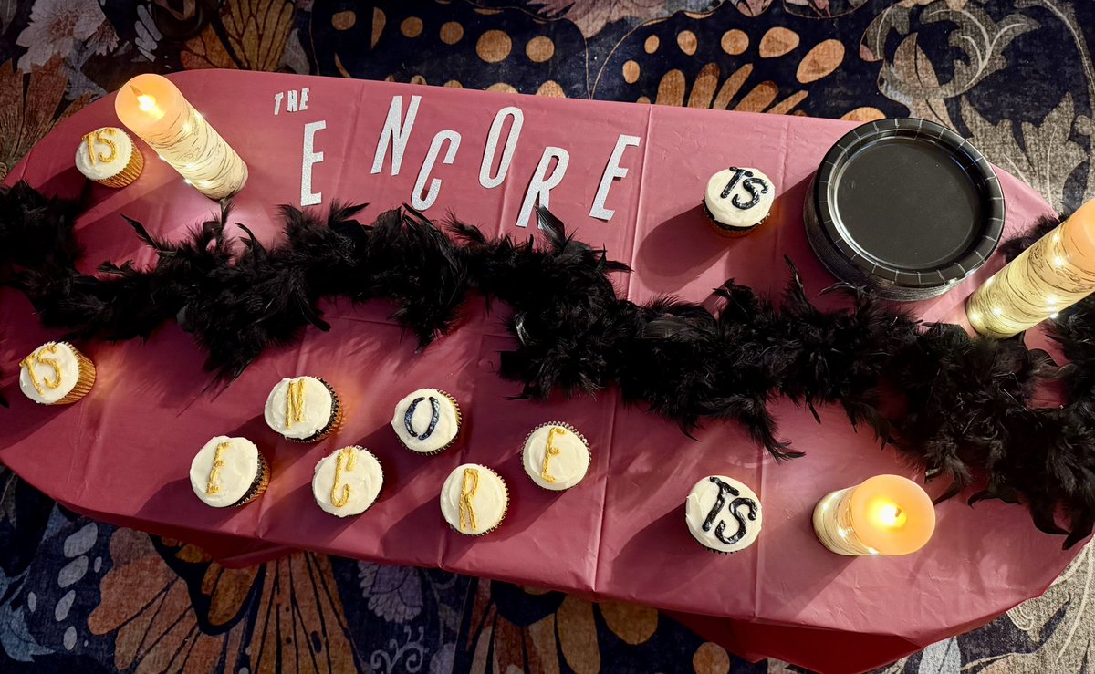 swiftiesweeeet's tweet photo. (Im)patiently waiting for Patient Zero 😍 #TSTLOASTheEncore @taylornation13 https://t.co/N7QxmWCJWy