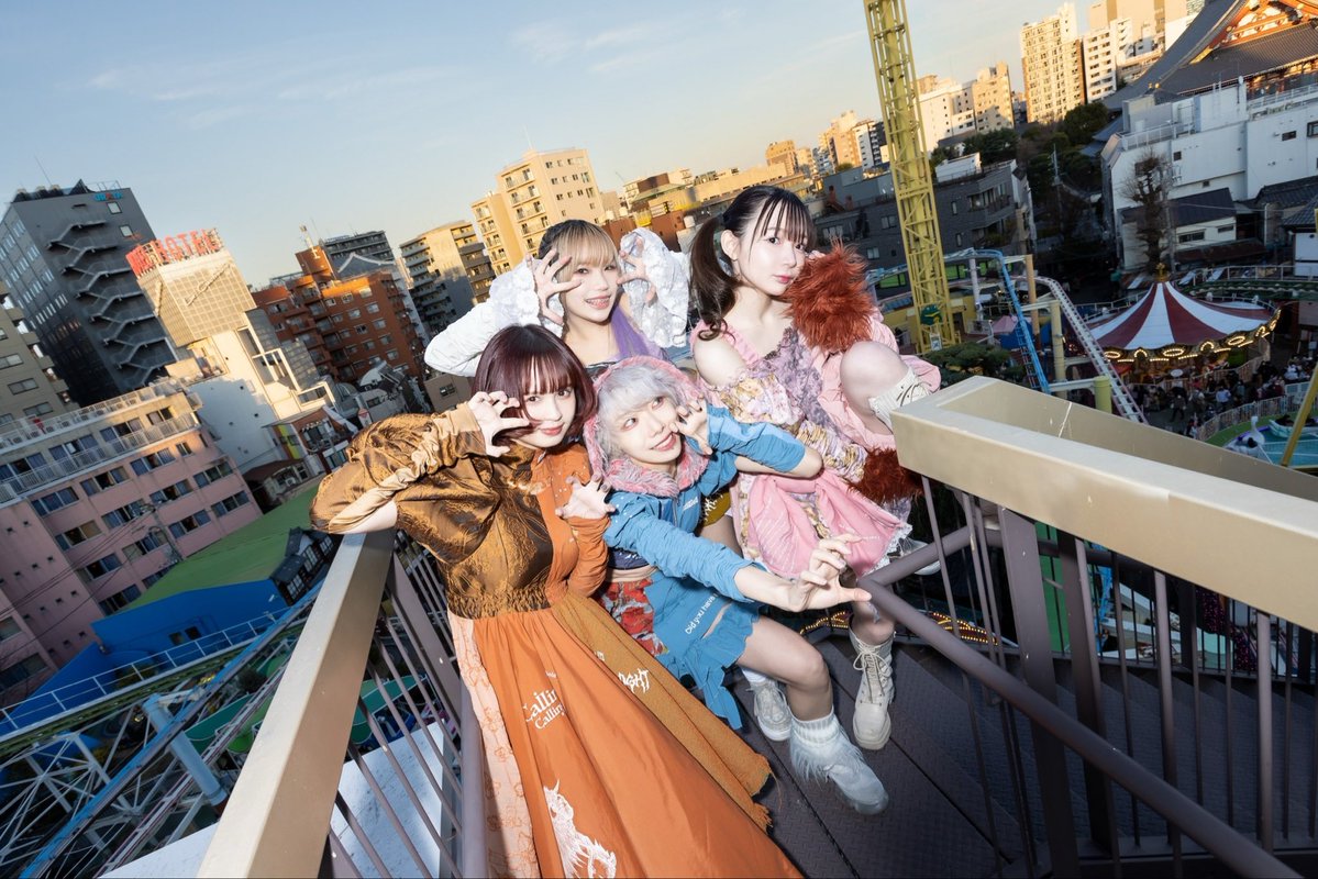 mayo_ushiro's tweet photo. Photo by @Masayo_rix さん✨
3年前と同じ場所で、Masayoさん(ラブ)に撮っていただきました！歴史…
"関わってる人は愛がある"を感じる5年間だった。愛してくれてありがとう、少しでも気にかけてくれてありがとう。
グループって、別に難しかった。全員が同じ方向を向くって難しいじゃん、学校でも部活でも仕事でも。人はみんな別々の考えを持った生き物だし。変わることが悪いとは限らないし、変わらないことが良いとは限らない。別々の尊さと美しさがある。ここまで誰一人欠けずに5年やってこれたことも素晴らしいことのひとつで、誇りに思う。
ここまでやってこれたのだから、この先もやれると信じる。信じてついてきてくれてる人に沢山お返ししたいです。