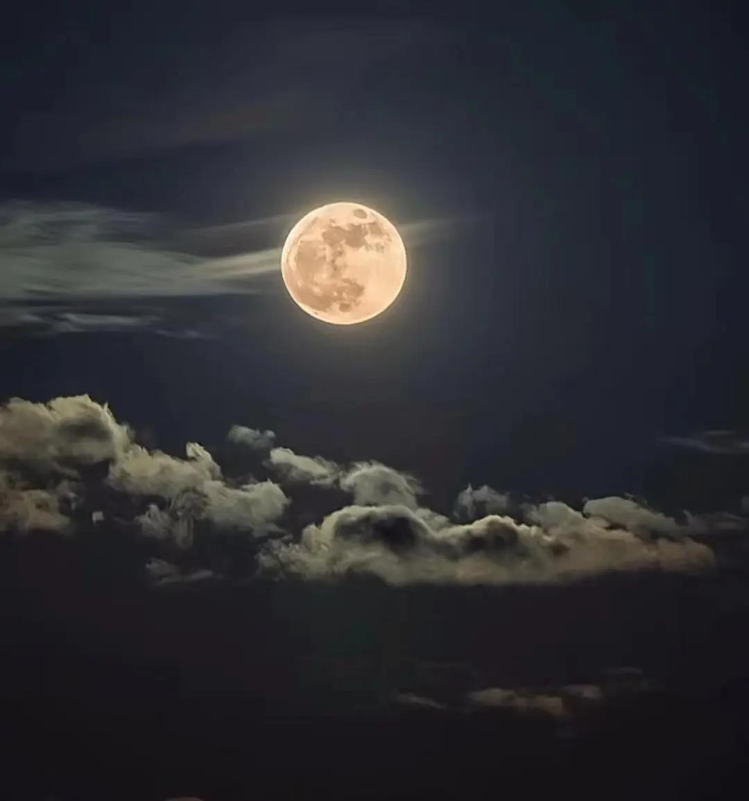 luoxiping1989's tweet photo. 今天是中秋节，每年的八月十五，这一天月会圆，这是大自然的规律，从来没有例外，你得赞叹上帝设计的系统是如此的稳定。
这一天是美好的一天，月圆象征着团圆，这一天家人会在一起赏月，开party，聊天，吃月饼，非常happy。 https://t.co/cI2yG0YZiv