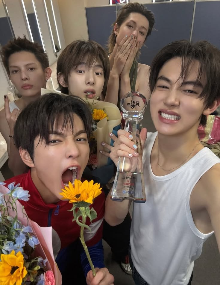 coerhapsody's tweet photo. mmmkay so... do we still want REDRED’s 12th win or nah 🔍🧐 i’m wondering and collecting hints

seriously think about it while hearing me out!!!!! it’s an empty house in the Land of Kimchi right now, nobody had a major comeback this week, and GREENGREEN is still doing 50K+ on both Circle & Hanteo. most of the other candidates are sitting on extremely low or even ZERO broadcast points due to the Chuseok break, while CORTIS already has VERY strong digital + physical scores.

we literally lost TWO opportunities in a row because we couldn’t secure the pre-vote. 😭 so if the numbers line up again this time, WE CANNOT LET THE SAME THING HAPPEN FOR THE THIRD TIME.

this could genuinely be our LAST REAL SHOT at REDRED’s 12TH WIN, and THE PRE-VOTE IS THE KEY (OPENS THIS SUNDAY - SEP 27, 15:00 KST ON COOGOONG APP).

so last but not least, please ask yourself: HOW BAD DO YOU WANT REDRED’S 12TH WIN? 👀🏆