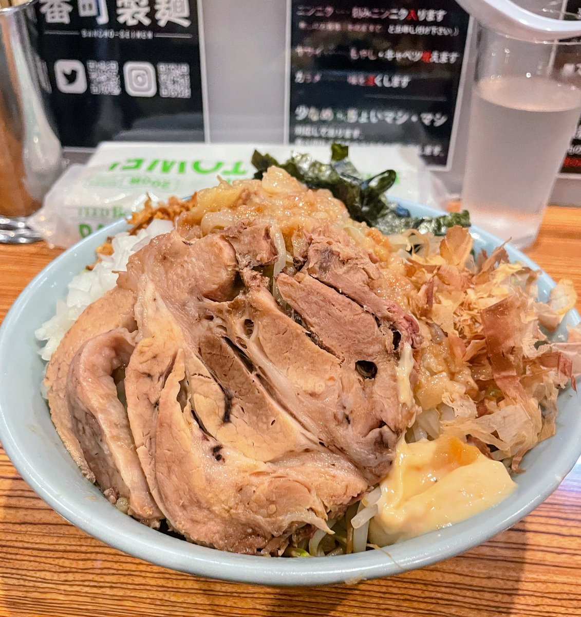 takahanaya56's tweet photo. また来た番町製麺さん‼️
今日はもちろん汁なし並

キターッ🐽の威力ヤバっ❗️
ワシワシ麺とザクザク具材がたまらん
また一段と美味くなってる気がする🤩

腹パンからの昇天ごちそうさま💯
＃番町製麺 ＃松山市 https://t.co/1zViEQSspQ