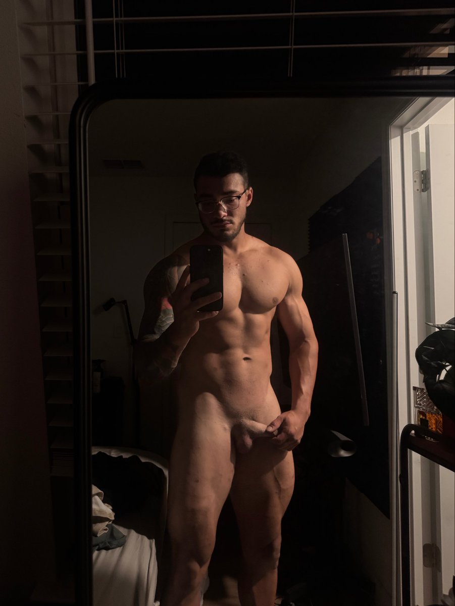 gone2shore's tweet photo. Cleaned up my mirror 🤪

#nsfwㅤㅤ https://t.co/5p3dj1KXYb