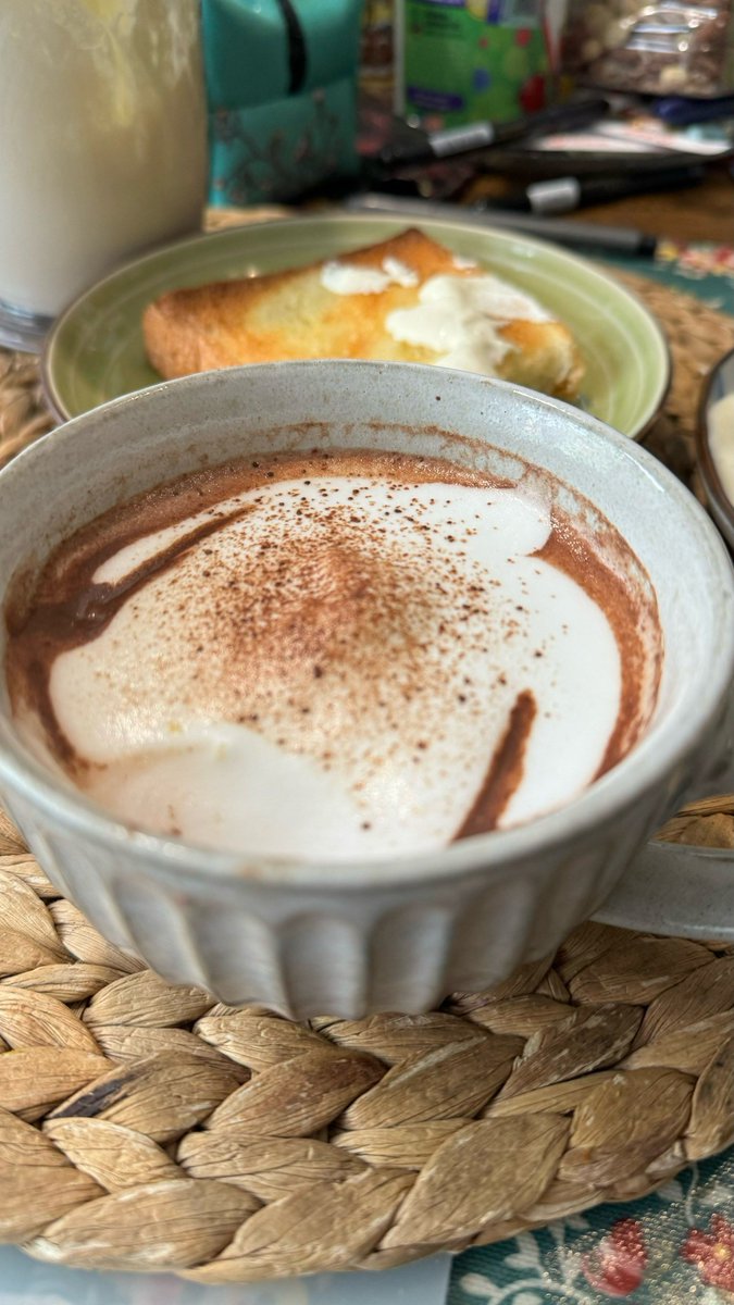ZoilaFiorifcbz's tweet photo. Biting into warm, fluffy homemade toast slathered with salted butter, crispy edges + cozy vibes ， https://t.co/Bv5x4sIzxC