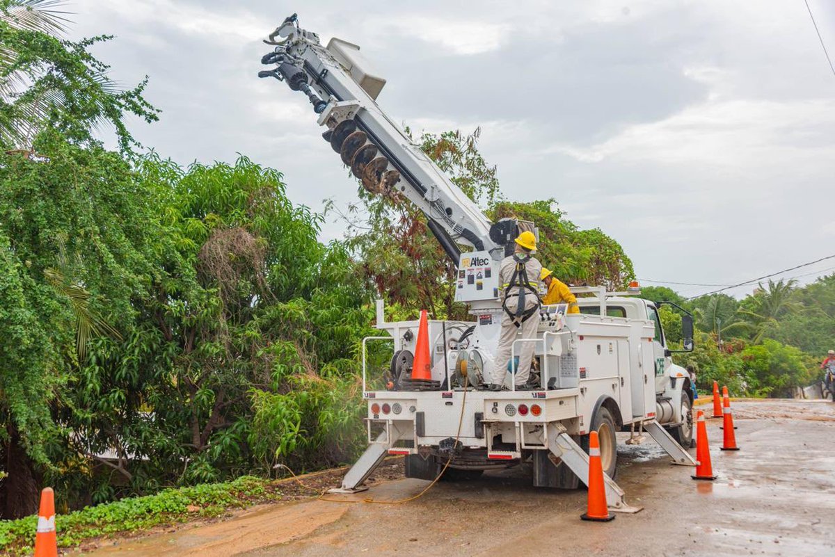 CFEmx's tweet photo. Ya estamos aquí, en las zonas con presencia del #HuracánPolo haciendo lo que nos toca, trabajando para que las personas tengan electricidad en sus casas, escuelas y trabajos. https://t.co/kR2nLpbpNg