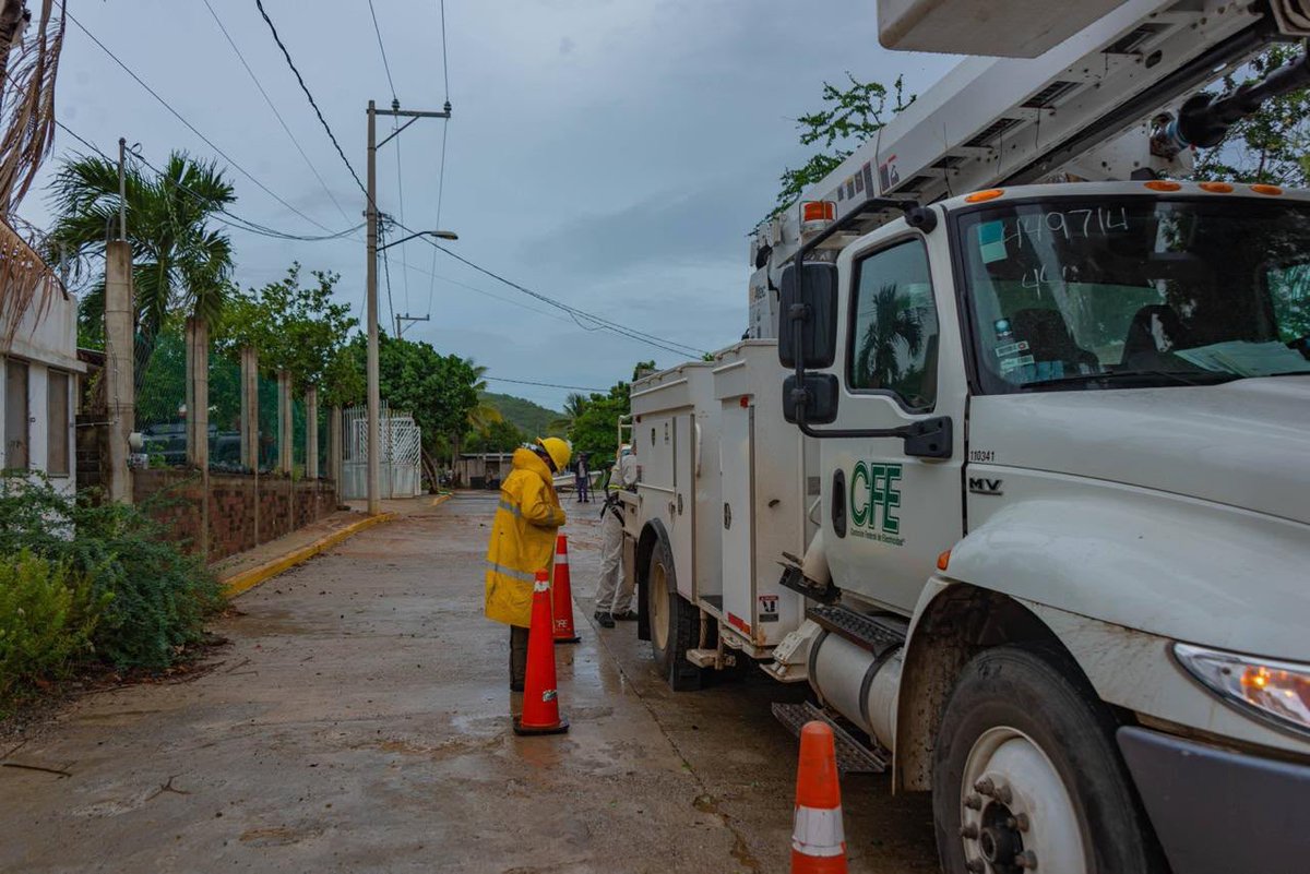 CFEmx's tweet photo. Ya estamos aquí, en las zonas con presencia del #HuracánPolo haciendo lo que nos toca, trabajando para que las personas tengan electricidad en sus casas, escuelas y trabajos. https://t.co/kR2nLpbpNg
