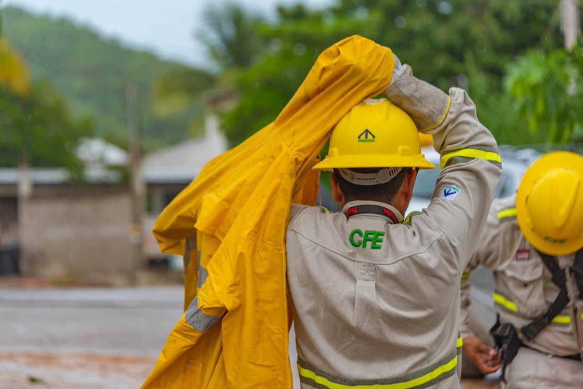 CFEmx's tweet photo. Ya estamos aquí, en las zonas con presencia del #HuracánPolo haciendo lo que nos toca, trabajando para que las personas tengan electricidad en sus casas, escuelas y trabajos. https://t.co/kR2nLpbpNg