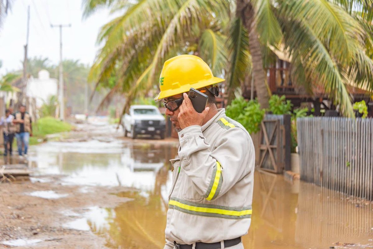 CFEmx's tweet photo. Les pedimos a todos y todas seguir las indicaciones de las autoridades, cuidarse mucho y si tienen un reporte hacerlo al 071. 😎🫰🏼⚡️ https://t.co/cEtWSxiqLt