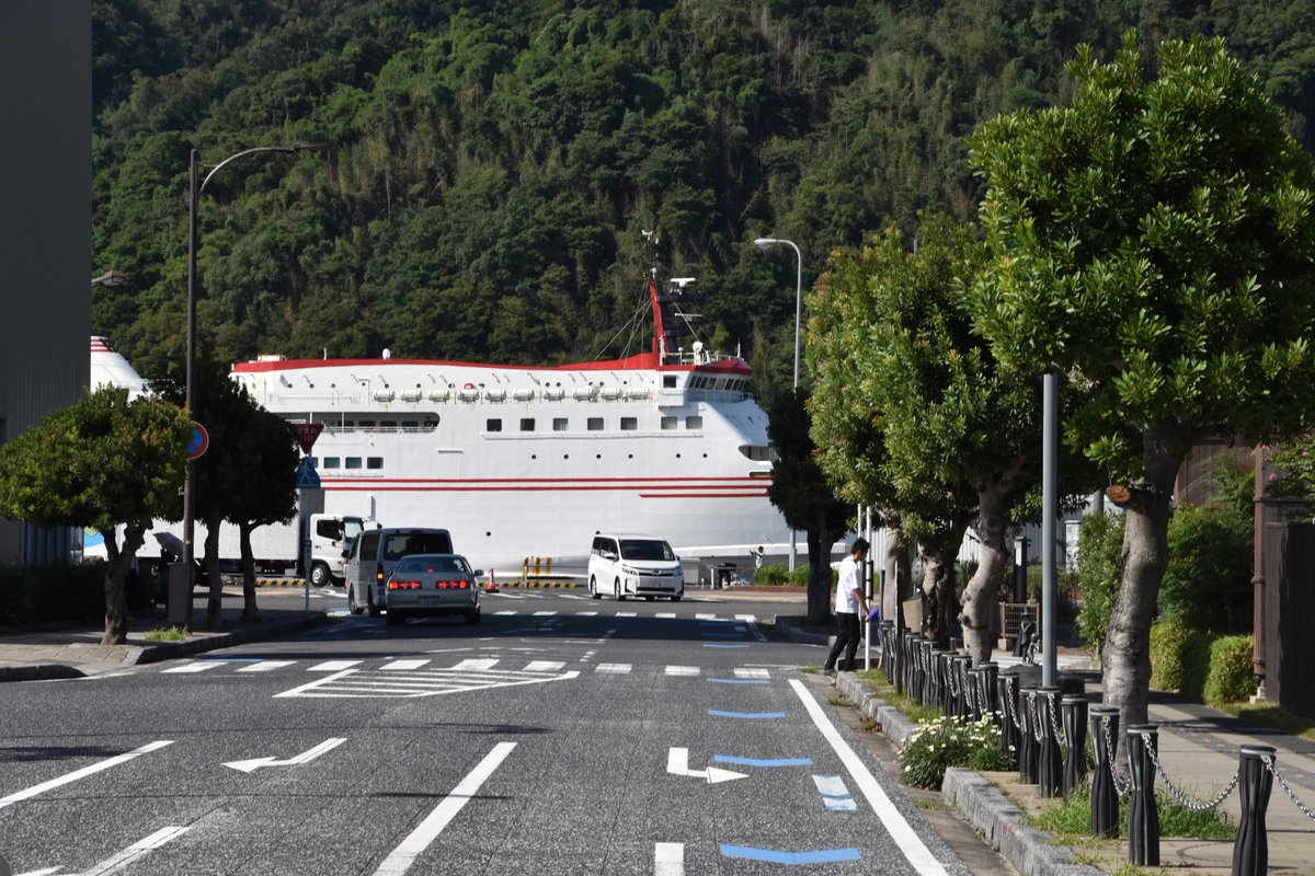 myata_kyoto758's tweet photo. #境港 へ。
全国有数の水揚げを誇る日本海の港町として栄えるまち。

境港駅前にはフェリーの乗り場があり、鉄道と船運とのつながりが見えた。 https://t.co/MFQOTDWS1q