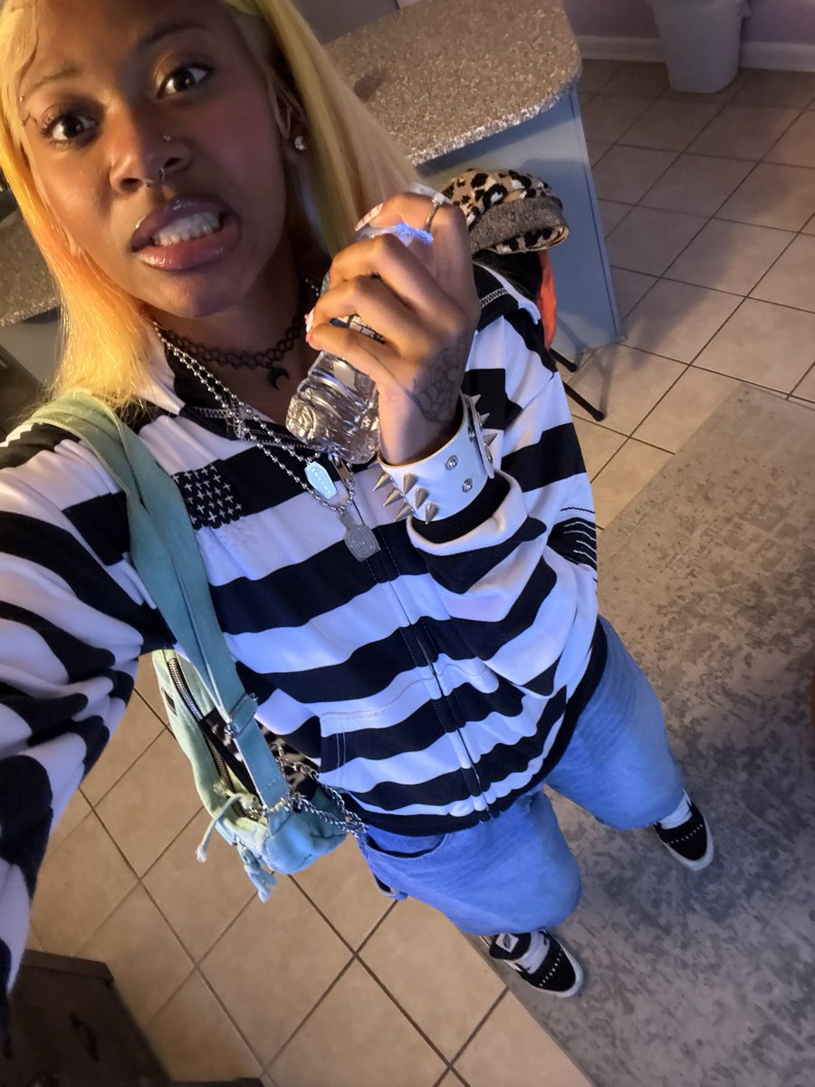 sleazenationn's tweet photo. https://t.co/rlO9vsvdp5